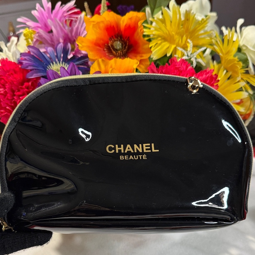 CHANEL Beauté Glossy Black Cosmetic Case